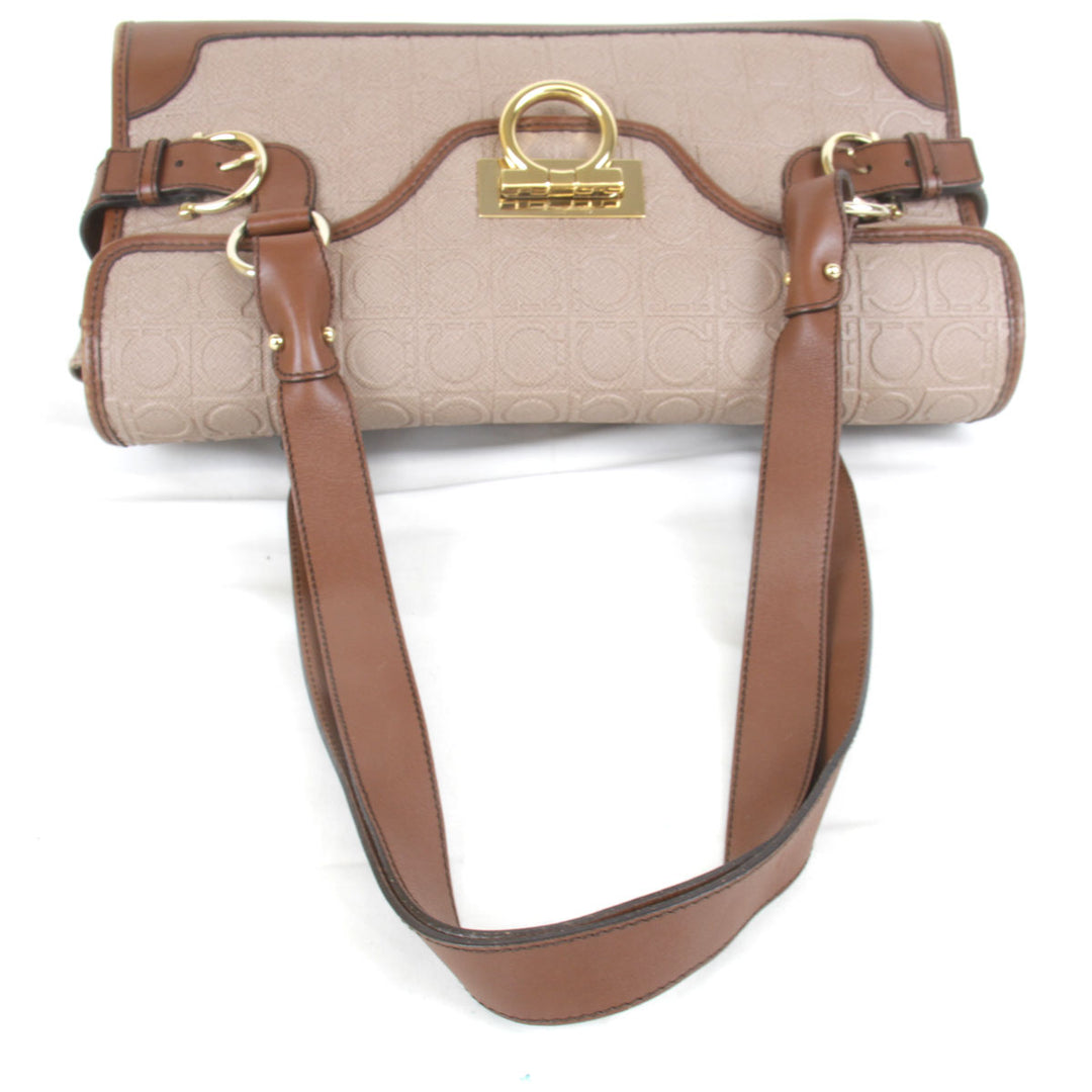『USED』 
Salvatore Ferragamo フェラガモ 
 ガンチーニ  DH-21 ショルダーバッグ 
エンボスレザー モカベージュ×ブラウン