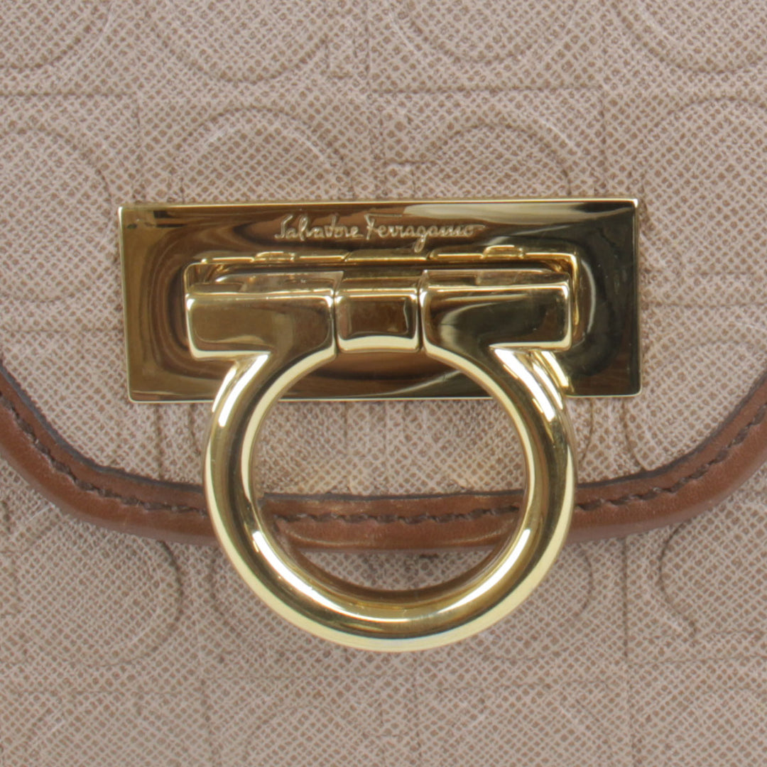 『USED』 
Salvatore Ferragamo フェラガモ 
 ガンチーニ  DH-21 ショルダーバッグ 
エンボスレザー モカベージュ×ブラウン