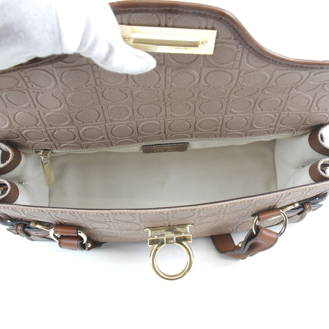 『USED』 
Salvatore Ferragamo フェラガモ 
 ガンチーニ  DH-21 ショルダーバッグ 
エンボスレザー モカベージュ×ブラウン