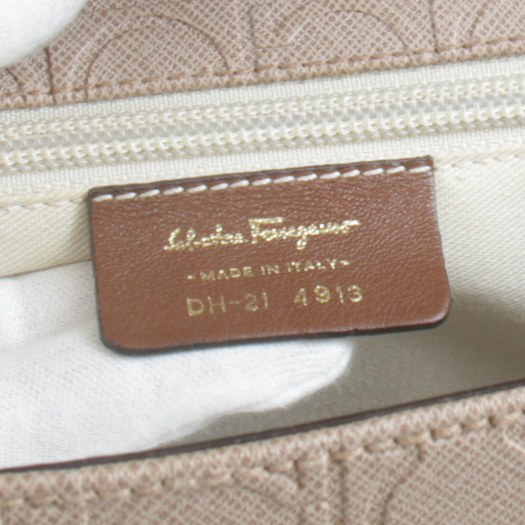『USED』 
Salvatore Ferragamo フェラガモ 
 ガンチーニ  DH-21 ショルダーバッグ 
エンボスレザー モカベージュ×ブラウン