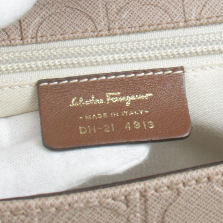 『USED』 
Salvatore Ferragamo フェラガモ 
 ガンチーニ  DH-21 ショルダーバッグ 
エンボスレザー モカベージュ×ブラウン