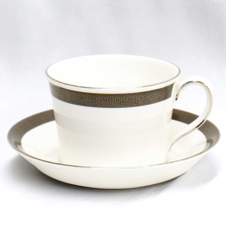 美品『USED』 
Wedgwood ウェッジウッド 
 メトロポリス カップ&ソーサー 食器 
陶器 ホワイト