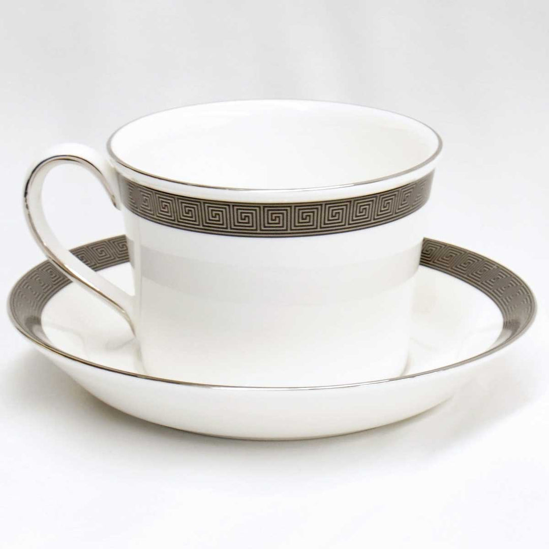 美品『USED』 
Wedgwood ウェッジウッド 
 メトロポリス カップ&ソーサー 食器 
陶器 ホワイト
