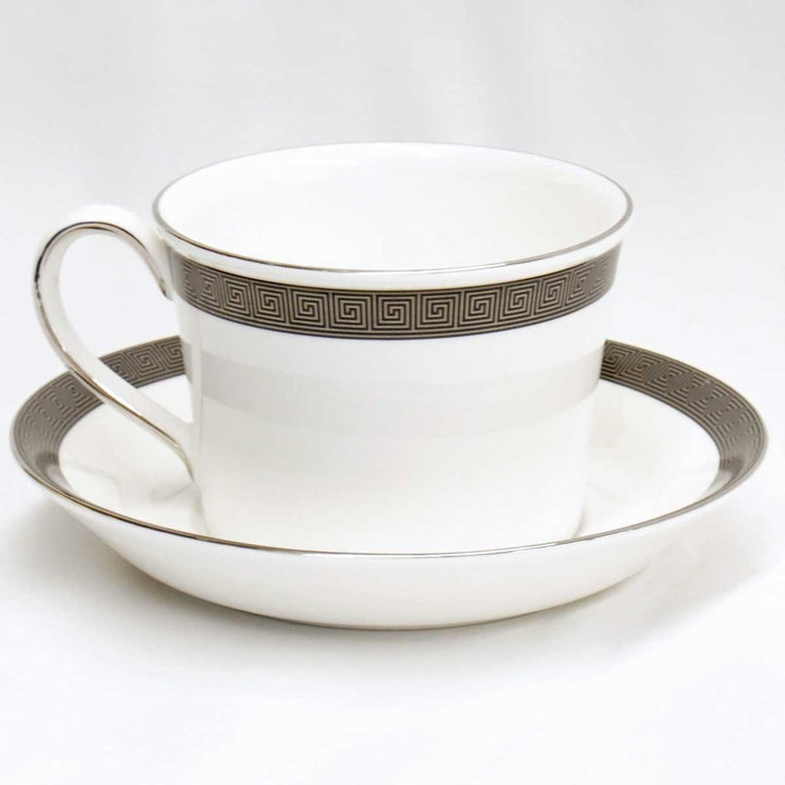美品『USED』 
Wedgwood ウェッジウッド 
 メトロポリス カップ&ソーサー 食器 
陶器 ホワイト