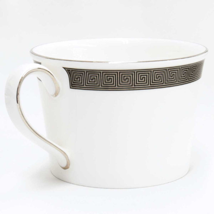 美品『USED』 
Wedgwood ウェッジウッド 
 メトロポリス カップ&ソーサー 食器 
陶器 ホワイト