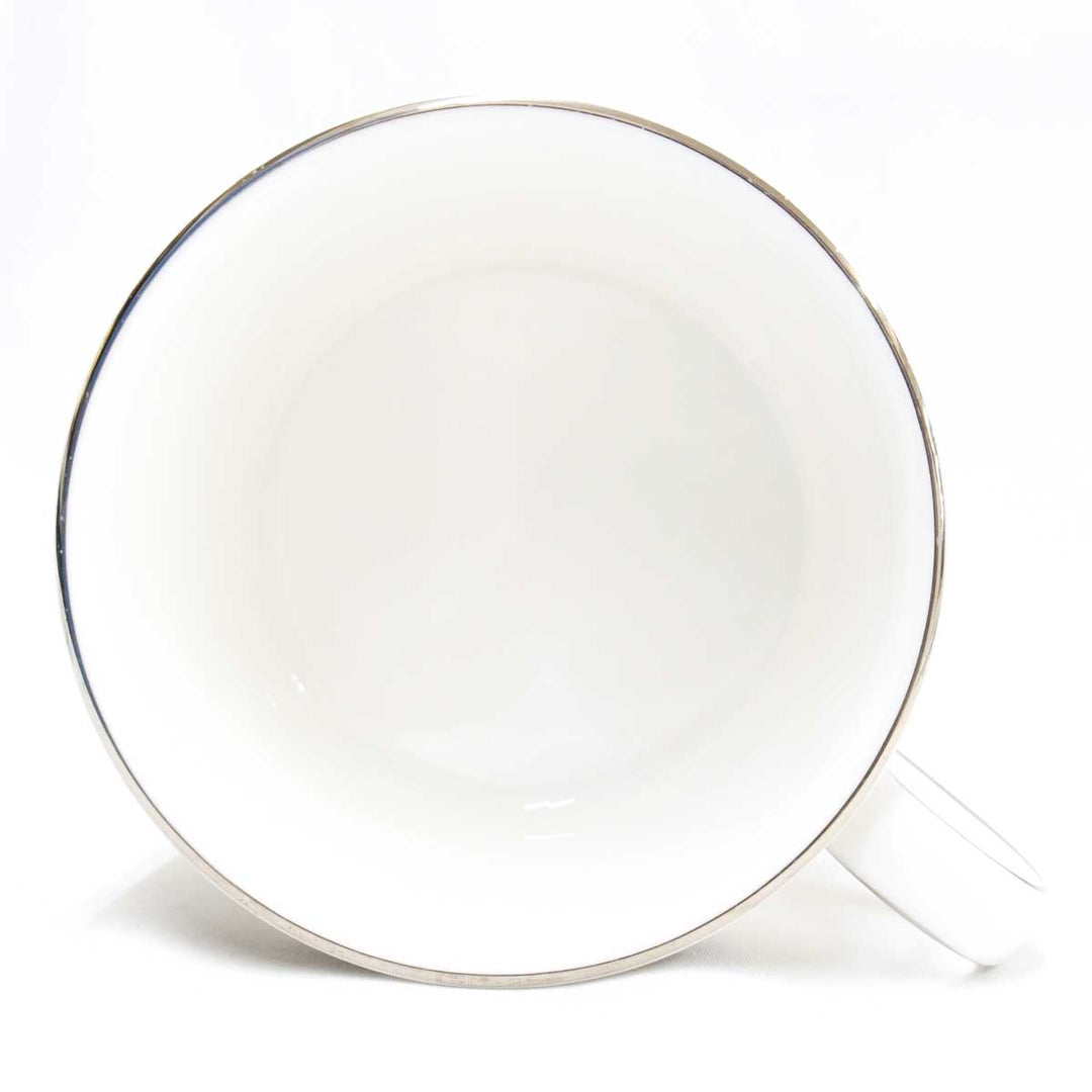 美品『USED』 
Wedgwood ウェッジウッド 
 メトロポリス カップ&ソーサー 食器 
陶器 ホワイト
