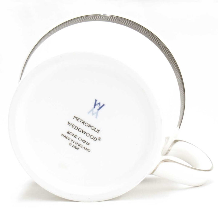 美品『USED』 
Wedgwood ウェッジウッド 
 メトロポリス カップ&ソーサー 食器 
陶器 ホワイト