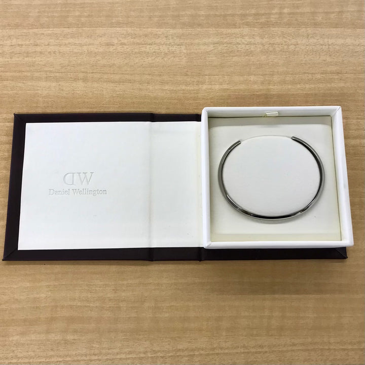 『USED』 
Daniel Wellington ダニエルウェリントン 
 バングル バングル 
ステンレススチール シルバー系