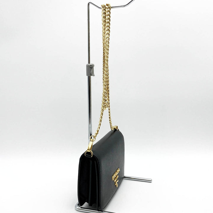 PRADA プラダ 
 ショルダーバッグ 
レザー ブラック