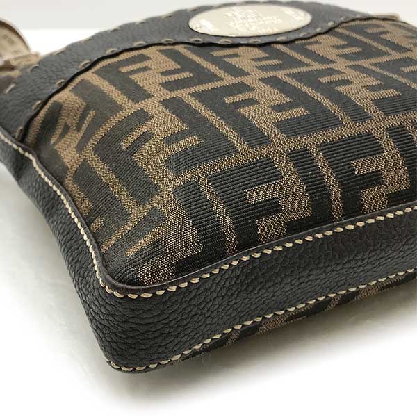 FENDI フェンディ 
 8BT092 ショルダーバッグ 
ナイロン ブラウン