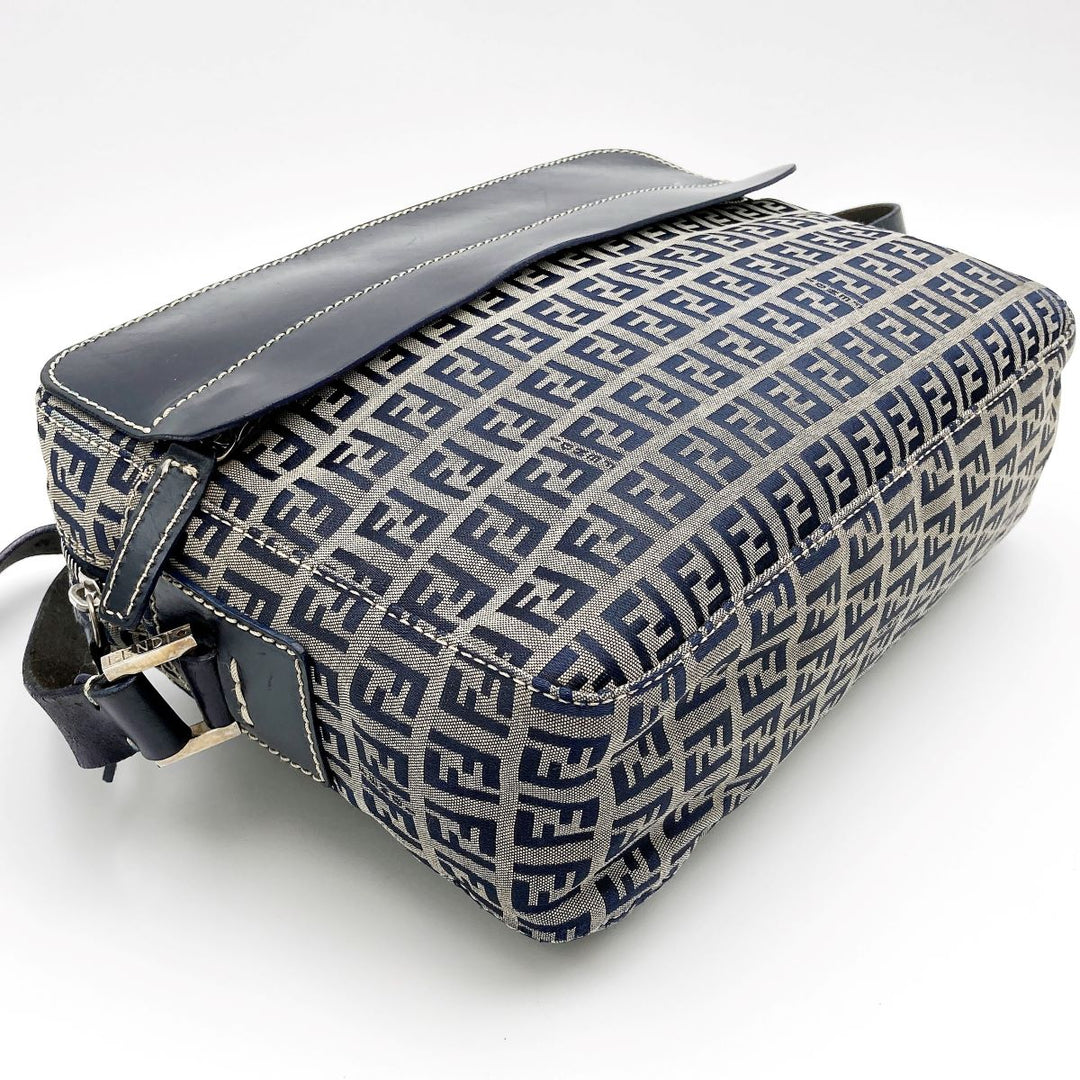 FENDI フェンディ 
 ズッキーノ ショルダーバッグ 
ナイロン グレー