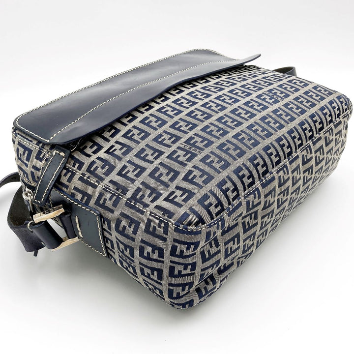 FENDI フェンディ 
 ズッキーノ ショルダーバッグ 
ナイロン グレー