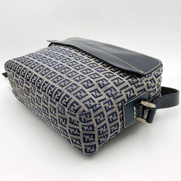 FENDI フェンディ 
 ズッキーノ ショルダーバッグ 
ナイロン グレー