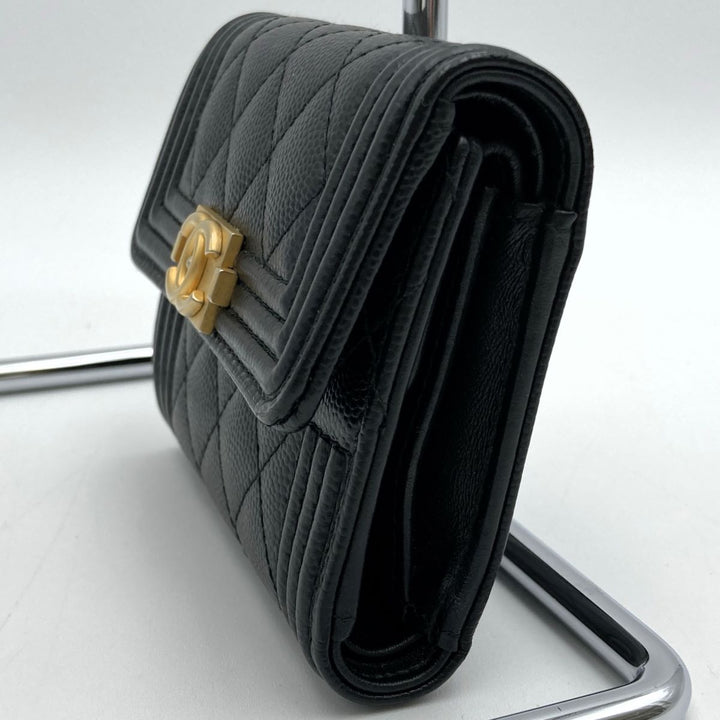 CHANEL シャネル 
 三つ折り財布 
マットキャビアスキン ブラック