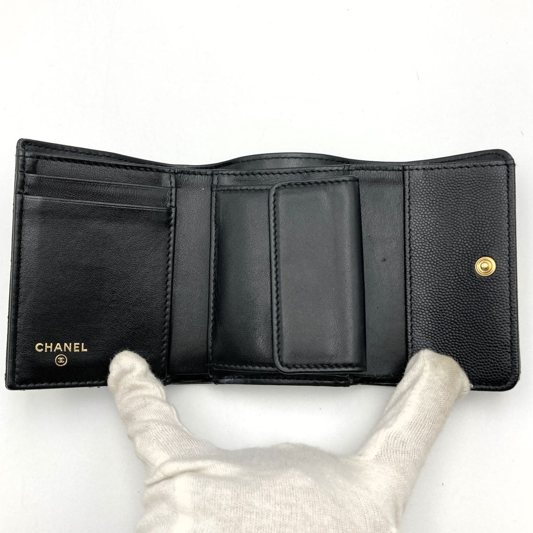 CHANEL シャネル 
 三つ折り財布 
マットキャビアスキン ブラック