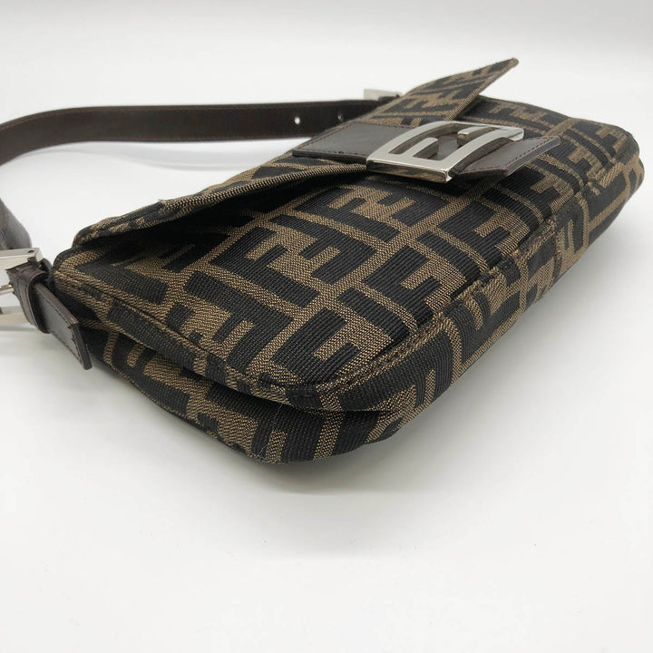FENDI フェンディ 
 マンマバケット 17132642009 ショルダーバッグ 
ナイロン ブラウン