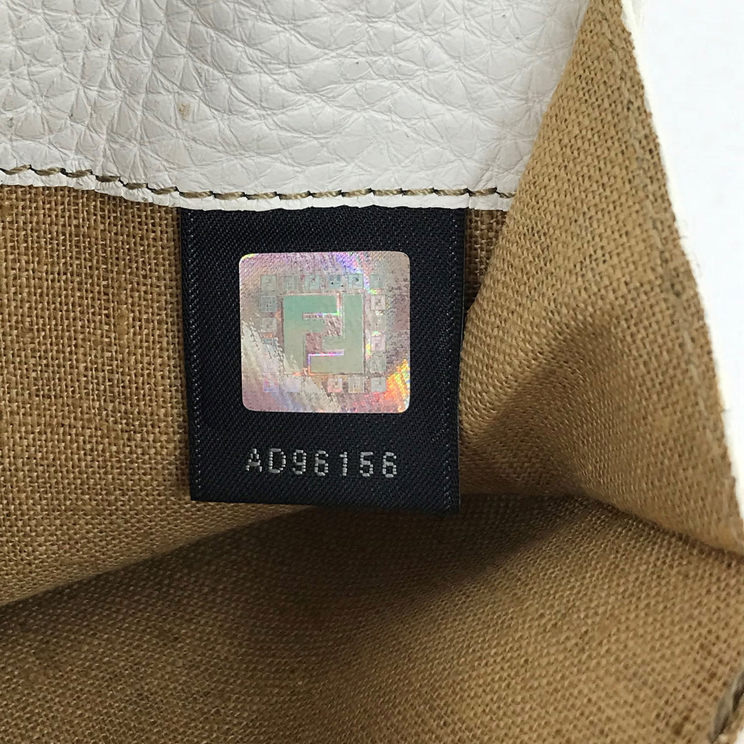 FENDI フェンディ 
 8M0145 二つ折り財布 
レザー ホワイト