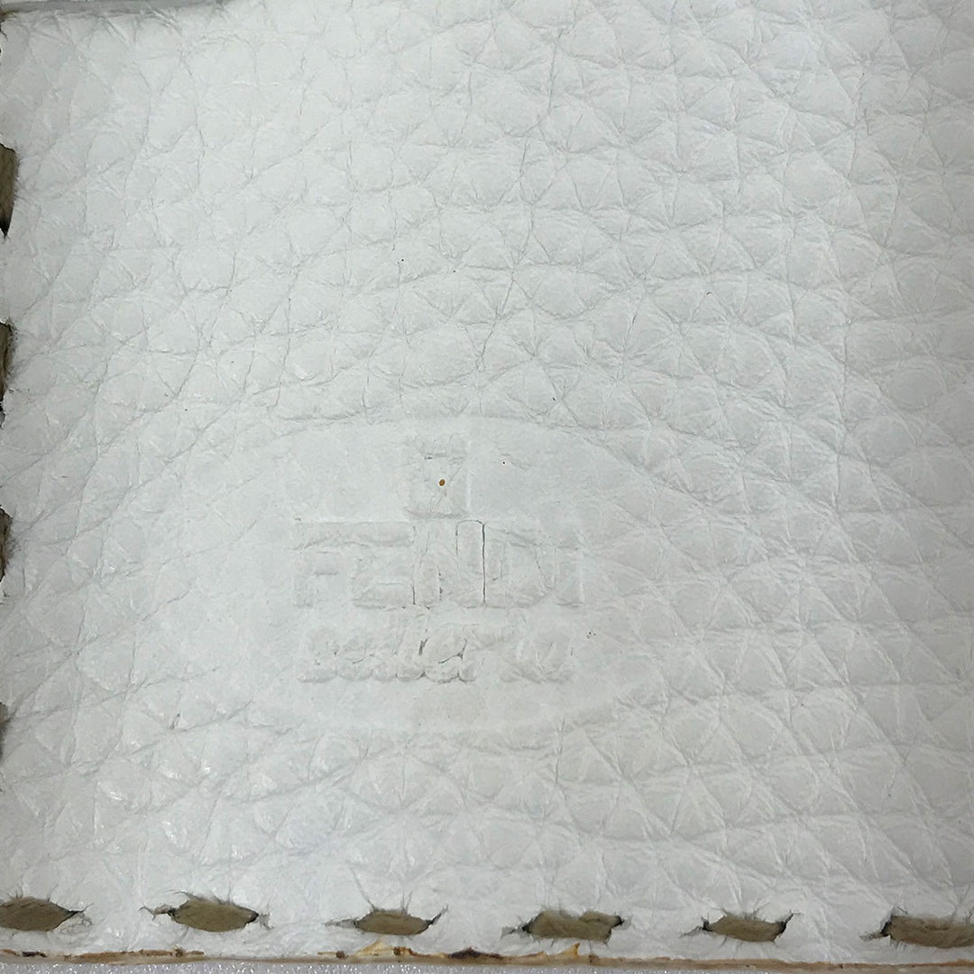 FENDI フェンディ 
 8M0145 二つ折り財布 
レザー ホワイト