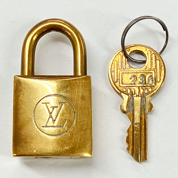 LOUIS VUITTON ルイ・ヴィトン 
 カデナ 
 ゴールド
