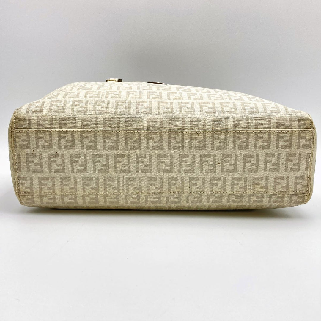 FENDI フェンディ 
 8BH132 ハンドバッグ 
PVC ホワイト