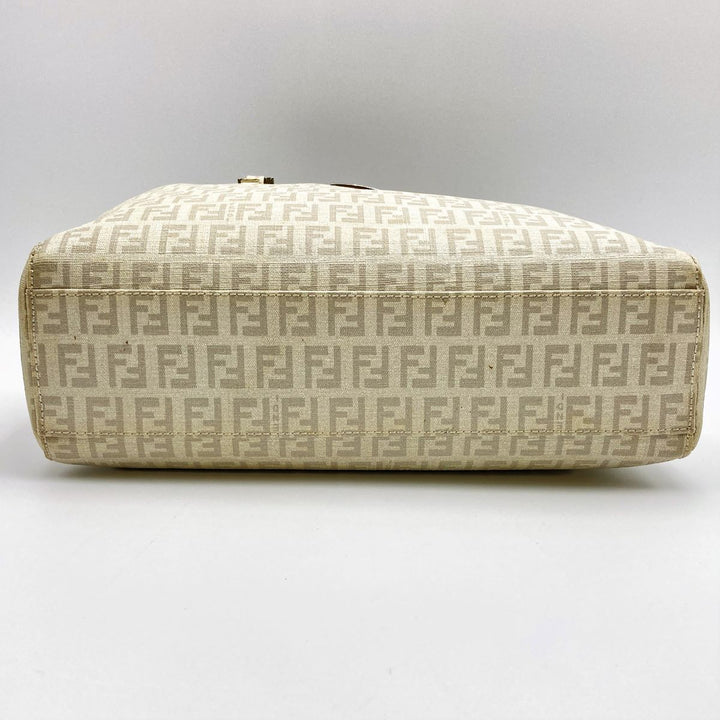 FENDI フェンディ 
 8BH132 ハンドバッグ 
PVC ホワイト