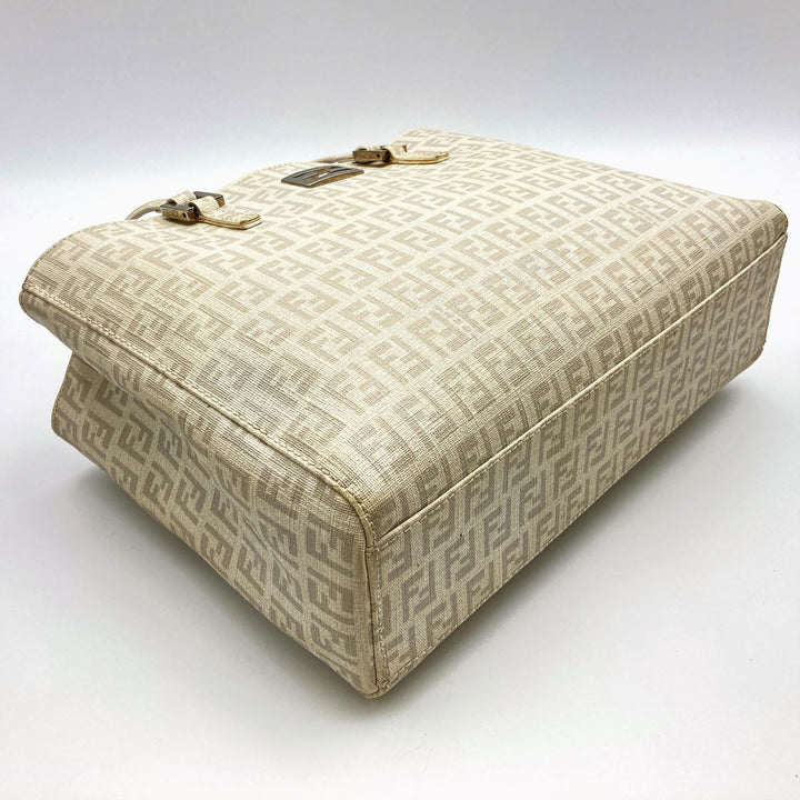 FENDI フェンディ 
 8BH132 ハンドバッグ 
PVC ホワイト