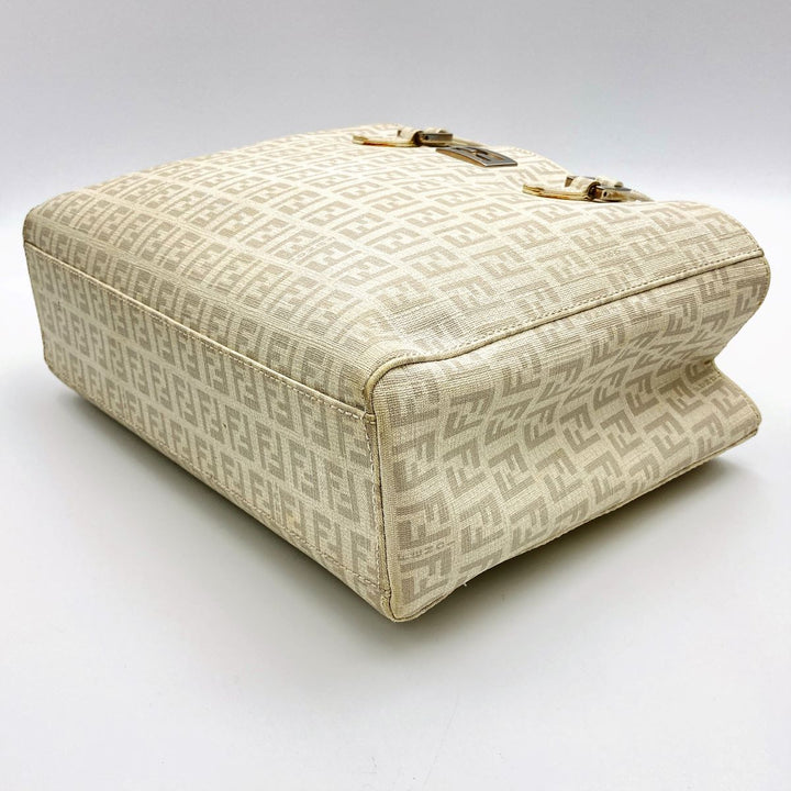 FENDI フェンディ 
 8BH132 ハンドバッグ 
PVC ホワイト