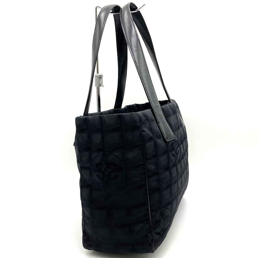 CHANEL シャネル 
 ニュートラベルライン MM トートバッグ 
ナイロン ブラック