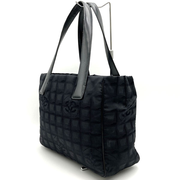 CHANEL シャネル 
 ニュートラベルライン MM トートバッグ 
ナイロン ブラック