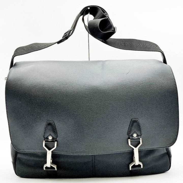 LOUIS VUITTON ルイ・ヴィトン 
 M30162 ショルダーバッグ 
レザー ブラック