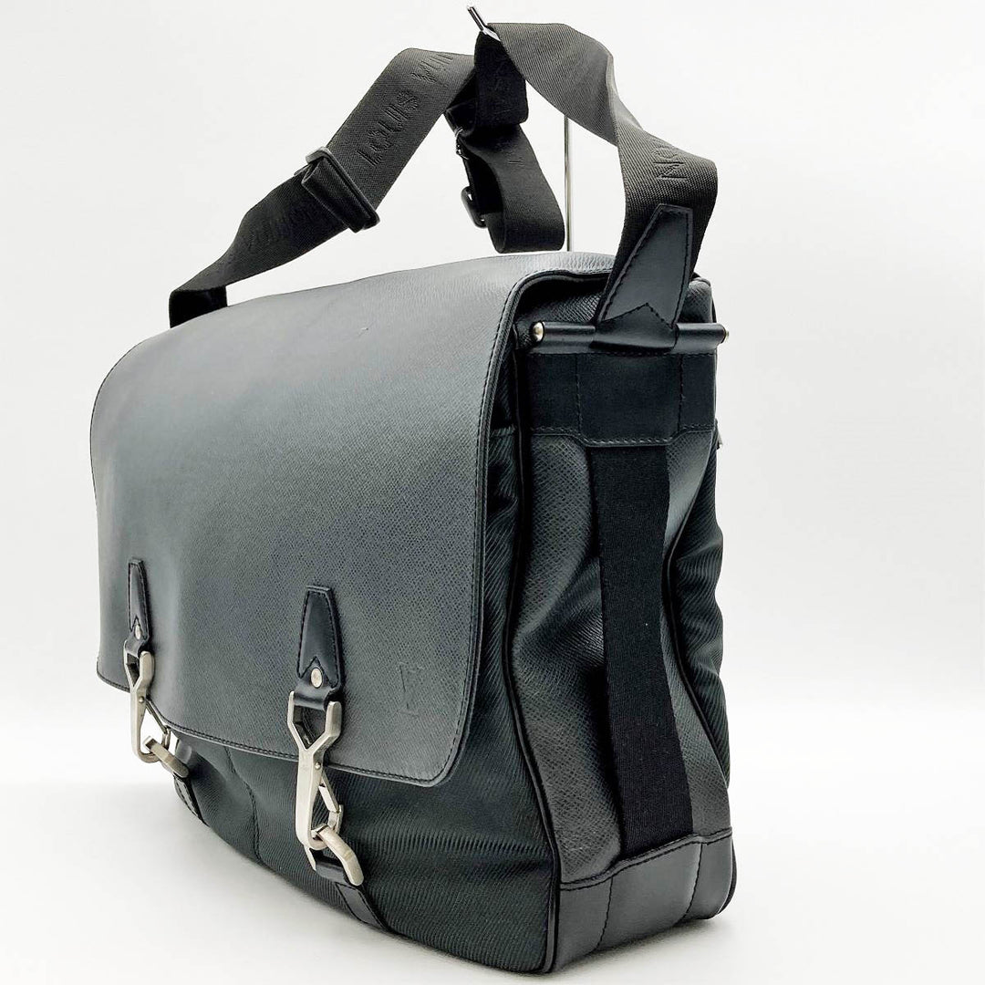 LOUIS VUITTON ルイ・ヴィトン 
 M30162 ショルダーバッグ 
レザー ブラック