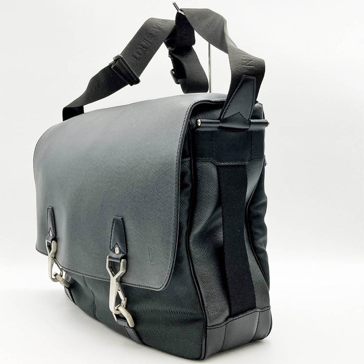 LOUIS VUITTON ルイ・ヴィトン 
 M30162 ショルダーバッグ 
レザー ブラック