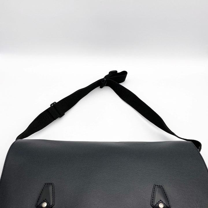LOUIS VUITTON ルイ・ヴィトン 
 M30162 ショルダーバッグ 
レザー ブラック