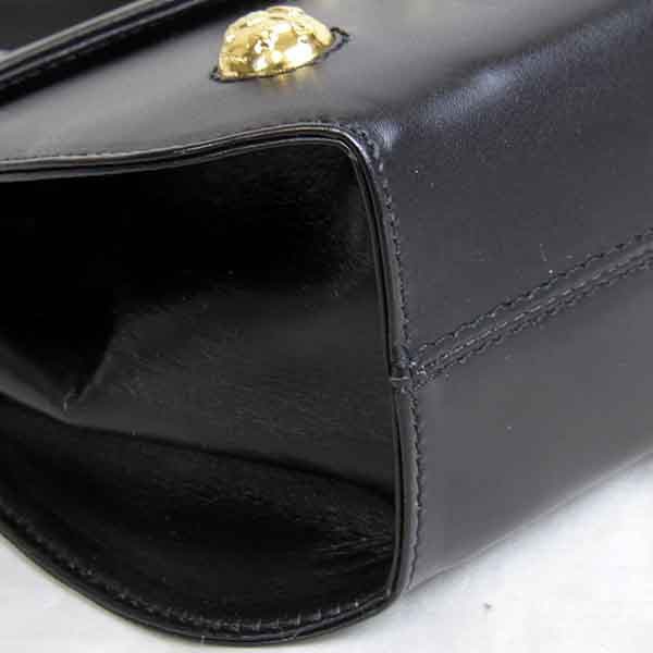 Salvatore Ferragamo サルヴァトーレフェラガモ 
 ポシェット 
レザー ブラック